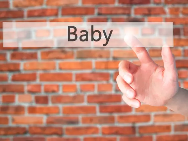 Bebê - Mão pressionando um botão no conceito de fundo borrado em v — Fotografia de Stock