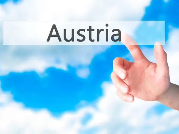 Avusturya - arka plan bulanık kavramı o üzerinde bir düğmeye basarak el — Stok fotoğraf
