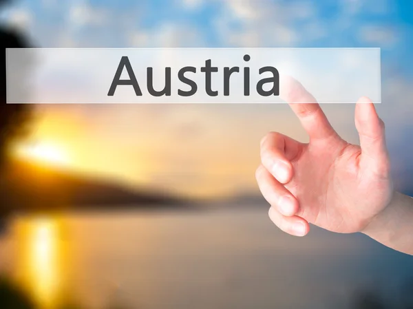 Austria - ręcznie naciskając przycisk na niewyraźne tło pojęcie o — Zdjęcie stockowe