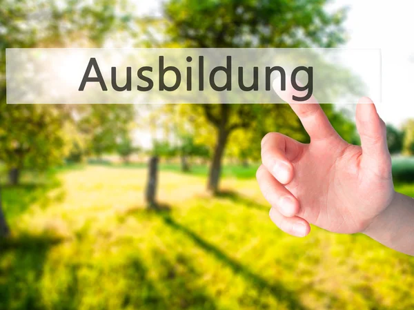 Ausbildung (Almanca eğitimi) - blu üzerinde bir düğmeye basarak el — Stok fotoğraf