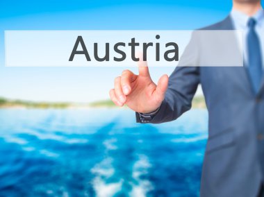 Avusturya - işadamı el basarak düğmesi dokunmatik ekran üzerinde Inter