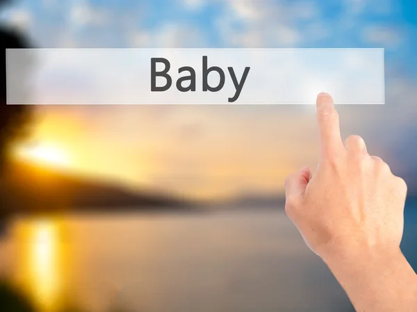 Baby - Рука, яка натискає кнопку на розмитому фоні концепції на v — стокове фото
