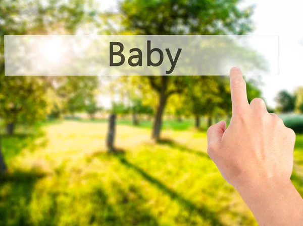 Bebê - Mão pressionando um botão no conceito de fundo borrado em v — Fotografia de Stock