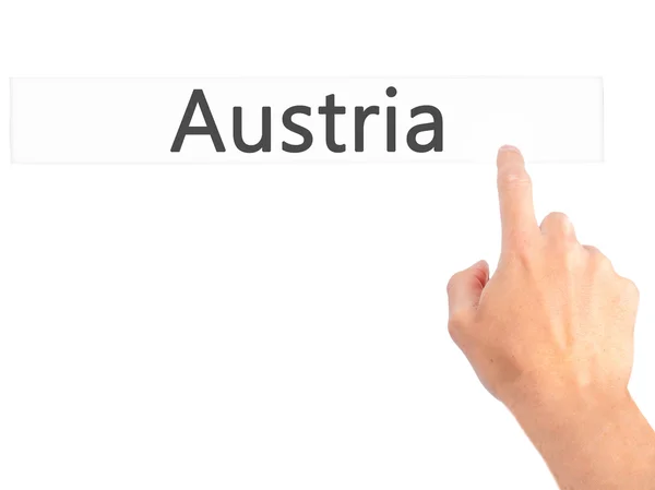 Österreich - Hand auf Knopfdruck auf verschwommenes Hintergrundkonzept o — Stockfoto