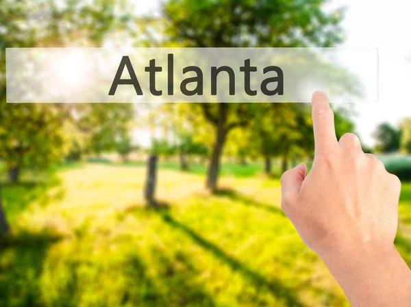 Atlanta - Hand indrukken van een knop op de onscherpe achtergrond concept o — Stockfoto