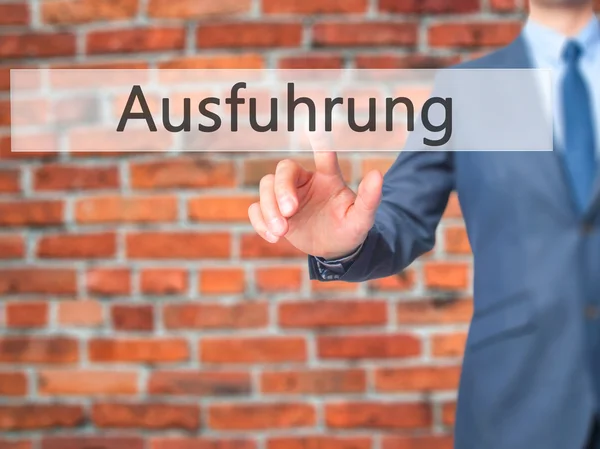 Ausfuhrung (wykonanie w języku niemieckim) - biznesmen naciśnięcie ręką, ale — Zdjęcie stockowe