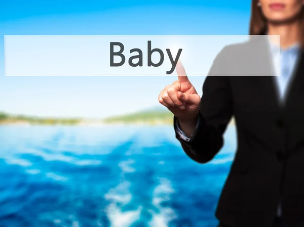 Bebê - Empresária mão pressionando botão na tela sensível ao toque interf — Fotografia de Stock