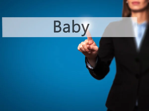 Bebé - Empresaria pulsando el botón de mano en la pantalla táctil interf —  Fotos de Stock