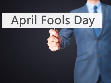 Nisan Fools Day - işaret gösteren iş adamı