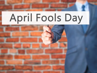 Nisan Fools Day - işaret gösteren iş adamı