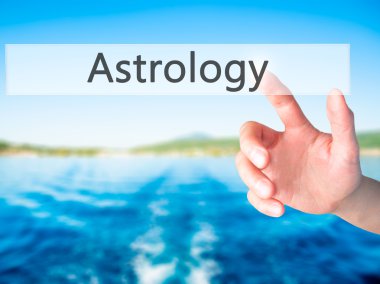 Astroloji - arka plan bulanık kavramı üzerinde bir düğmeye basarak el