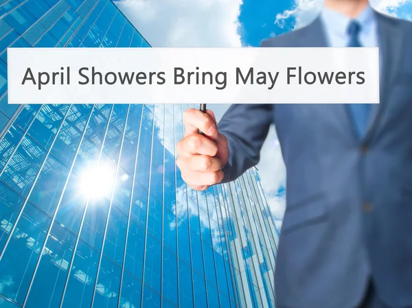 Chuveiros de abril trazem flores de maio - Homem de negócios mostrando sinal — Fotografia de Stock