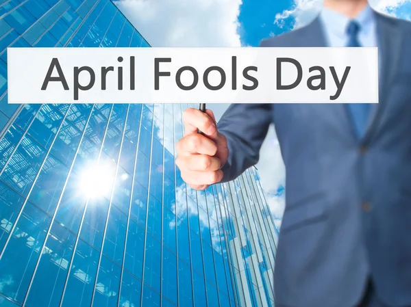 April Fools Day - Business man teken tonen — Stockfoto