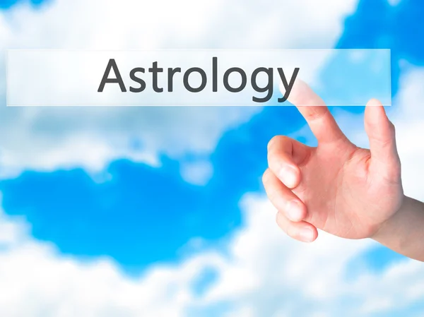 Astrologie - Appuyer à la main sur un bouton sur le concept de fond flou — Photo