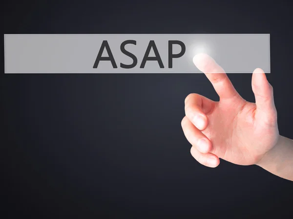 ASAP - v arka plan bulanık kavramı üzerinde bir düğmeye basarak el — Stok fotoğraf