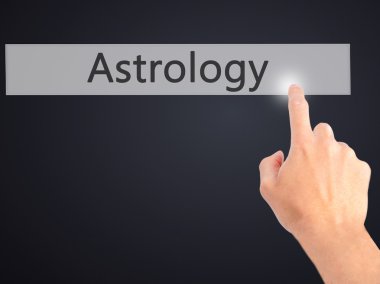 Astroloji - arka plan bulanık kavramı üzerinde bir düğmeye basarak el