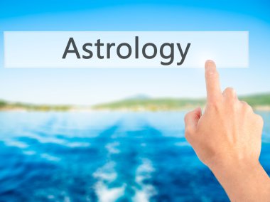 Astroloji - arka plan bulanık kavramı üzerinde bir düğmeye basarak el