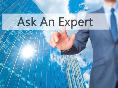 Uzman - işadamı basın dijital ekranda sor.