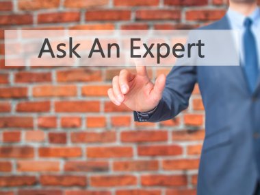 Uzman - işadamı basın dijital ekranda sor.