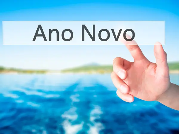 Ano Novo (yeni yıl) - bulanık backgrou üzerinde bir düğmeye basarak el — Stok fotoğraf