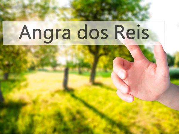 Ангра-дус-Рейс - рукою, натисненням кнопки розмитість фону co — стокове фото