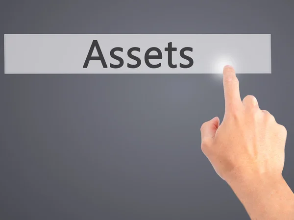 Assets - Hand auf Knopfdruck auf verschwommenes Hintergrundkonzept bei — Stockfoto