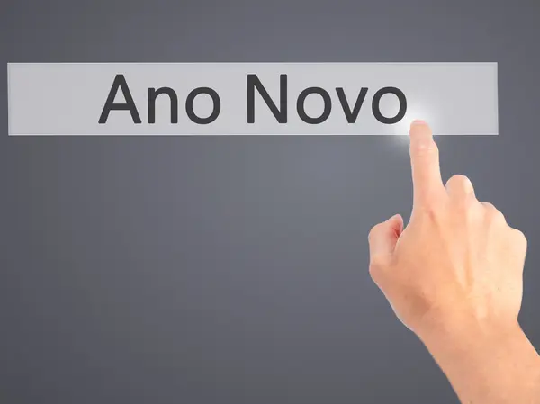 Ano Novo (Nouvel An) - Appuyer à la main sur un bouton sur backgrou flou — Photo