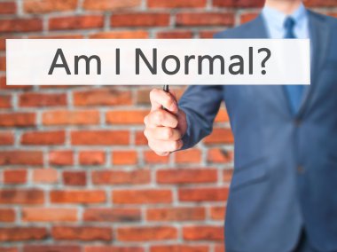 Normal miyim? -İş adamı el işareti tutarak