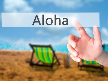 Aloha - arka plan bulanık kavramı üzerinde bir düğmeye basarak el 