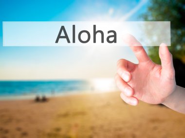 Aloha - arka plan bulanık kavramı üzerinde bir düğmeye basarak el 
