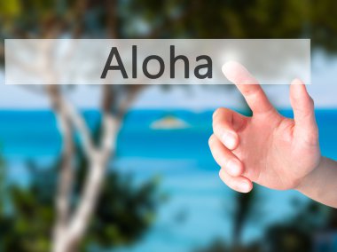 Aloha - arka plan bulanık kavramı üzerinde bir düğmeye basarak el 