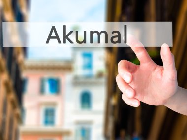 Akumal - El üzerinde bulanık arka plan kavramı bir düğmeye basarak