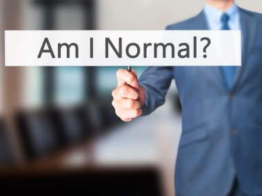 Normal miyim? -İş adamı el işareti tutarak