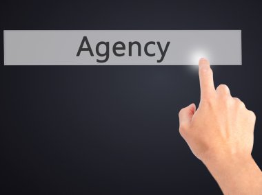 Ajans - El üzerinde bulanık arka plan kavramı bir düğmeye basarak