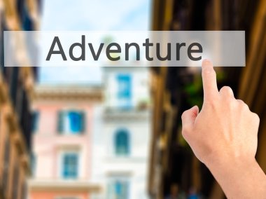 Macera - arka plan bulanık kavramı üzerinde bir düğmeye basarak el