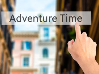 Macera zamanı - arka plan bulanık co üzerinde bir düğmeye basarak el