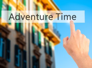 Macera zamanı - arka plan bulanık co üzerinde bir düğmeye basarak el