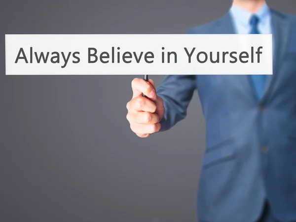 Siempre cree en ti mismo - Empresario mano sosteniendo el cartel — Foto de Stock