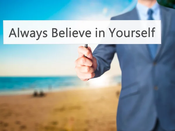 Πάντα να πιστεύεις στον εαυτό σου - επιχειρηματίας χέρι κρατώντας πινακίδα — Φωτογραφία Αρχείου