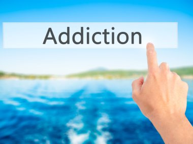 Bağımlılığı - arka plan bulanık kavramı üzerinde bir düğmeye basarak el