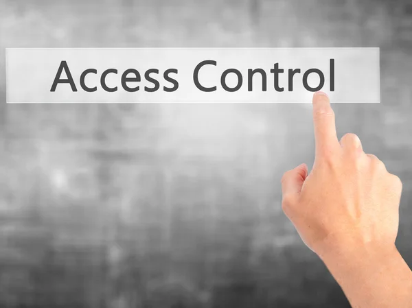 Control de acceso - Mano presionando un botón sobre fondo borroso co — Foto de Stock