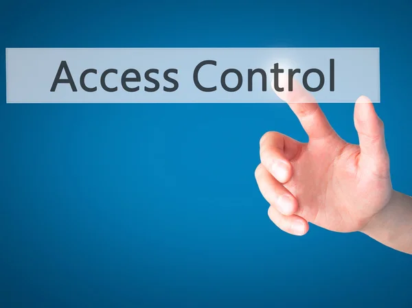 Control de acceso - Mano presionando un botón sobre fondo borroso co — Foto de Stock