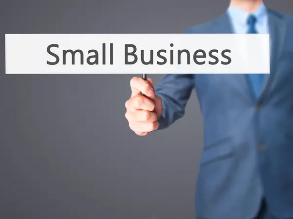 लहान व्यवसाय व्यापारी हात धारण चिन्ह — स्टॉक फोटो, इमेज
