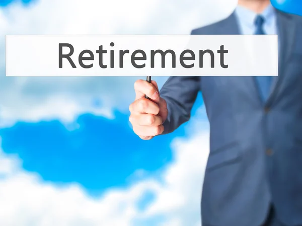 Выход на пенсию - предприниматель держит табличку — стоковое фото