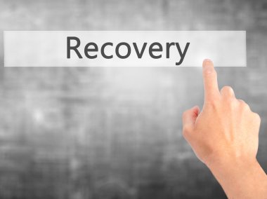 Kurtarma - Bulanık arka plan konseptinde düğmeye basarak el 