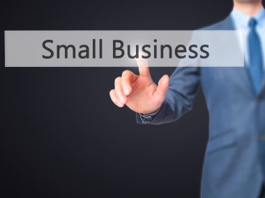 Small Business - İşadamı el dokunmatik scree düğmesine basarak