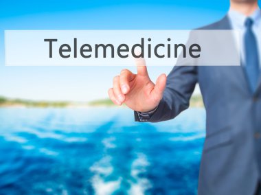 Teletıp - İşadamı el dokunmatik ekranda düğmeye basma 