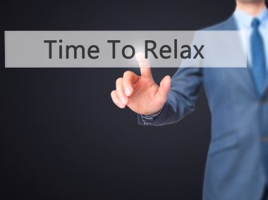 Time To Relax - İşadamı el dokunmatik ekranda düğmeye basma
