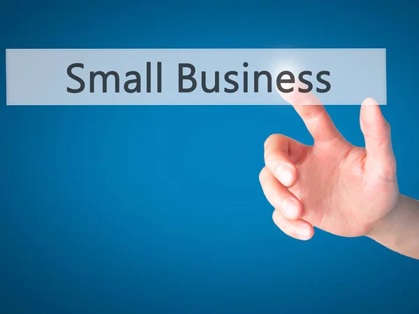 Small Business-met de hand een knop op onscherpe achtergrond samendrukken — Stockfoto