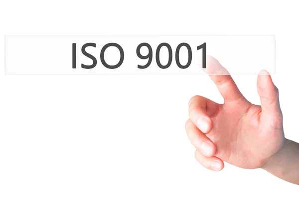 ISO 9001 - Appuyer à la main sur un bouton sur le concept de fond flou — Photo